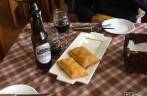 Deliciosas empanadas chilenas acompanhadas de cerveja preta em restaurante de Coyhaique, a maior cidade ao longo da Carretera Austral, no sul do Chile